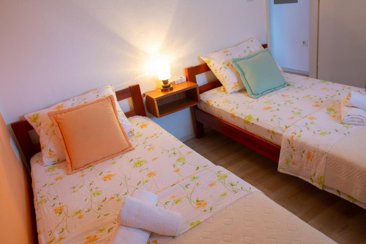 Apartment Tony - 2Bdr Beachfront Jadrija Exterior photo
